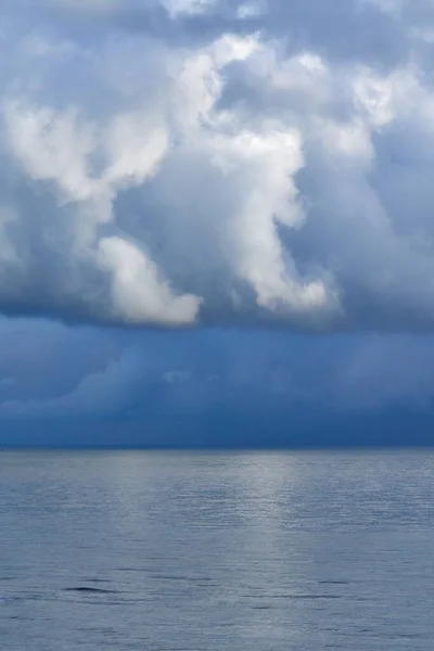 Краєвид Блакитного Моря Драматичним Хмарним Небом Горизонті Вертикальний Постріл — стокове фото