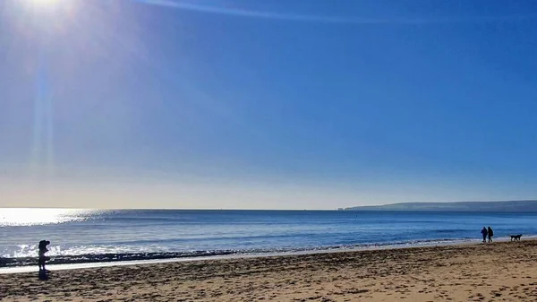 Pintoresco Plano Gente Caminando Por Orilla Una Playa Bajo Cielo — Foto de Stock