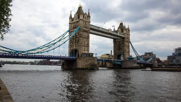 Uma Foto Panorâmica Ponte Torre Outro Lado Rio Tâmisa Londres — Fotografia de Stock