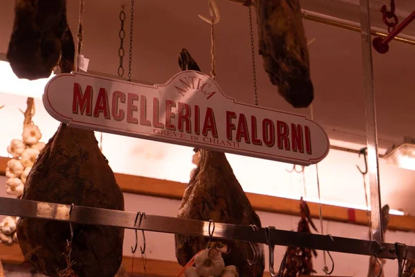 Närbild Köttmarknad Vid Namn Macelleria Falorni Med Kött Hängande Taket — Stockfoto