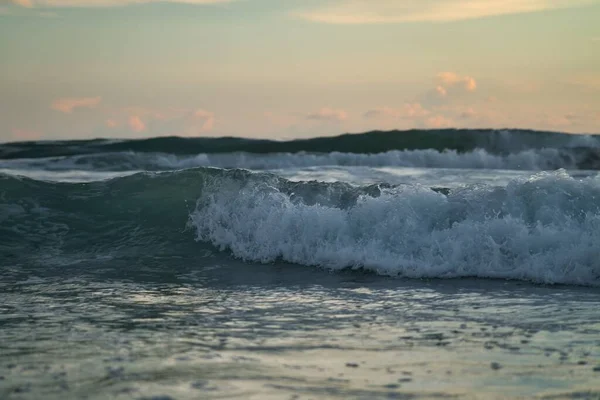 Zbliżenie Pięknych Małych Piankowych Fal Morza Podczas Zachodu Słońca — Zdjęcie stockowe
