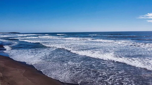 在美国加利福尼亚州詹纳市的山羊岩海滩上 一阵泡沫般的海浪拍成的无人驾驶飞机坠毁了 — 图库照片