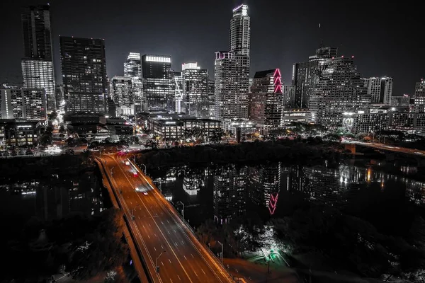テキサス州の夜のオースティンのライトアップされた通りや建物の街並み — ストック写真