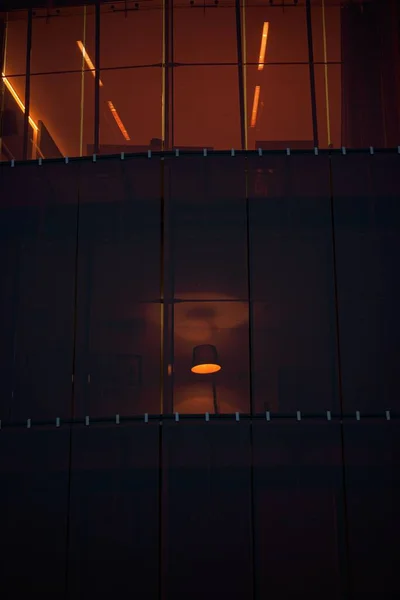 Tiro Vertical Uma Lâmpada Vista Uma Janela Edifício Alto Noite — Fotografia de Stock