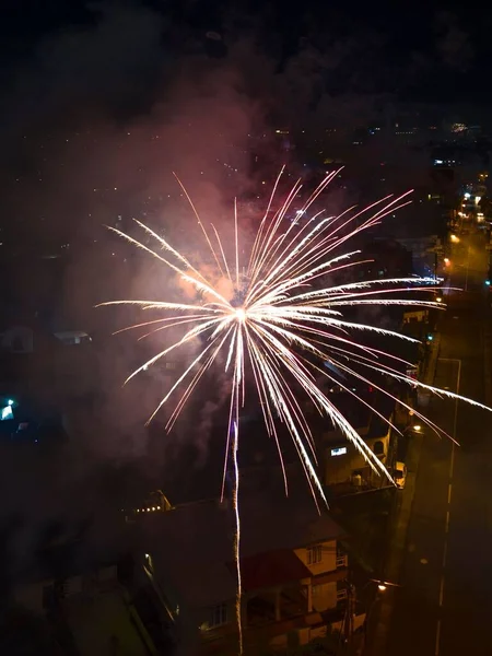 Egy Függőleges Tűzijáték Égen Város Felett — Stock Fotó