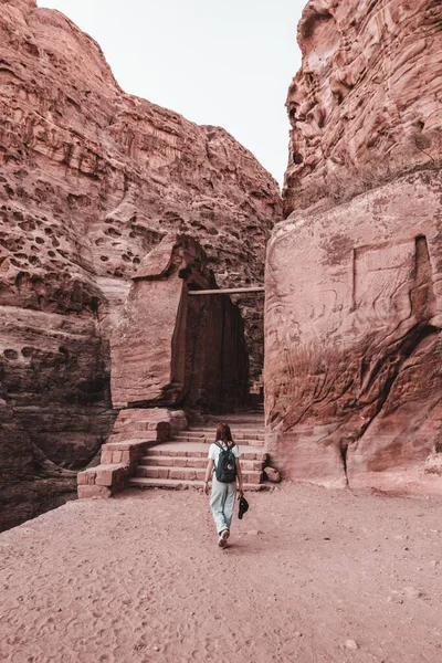 Žena Stojící Před Nabatejským Chrámem Petře Jordánsko — Stock fotografie