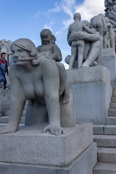 在阳光明媚的奥斯陆 游客们在维吉兰公园观赏现代的母性雕塑 — 图库照片