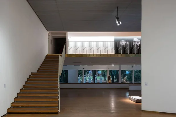 Une Salle Bâtiment Moderne Avec Fenêtre Sur Les Mannequins Espace — Photo