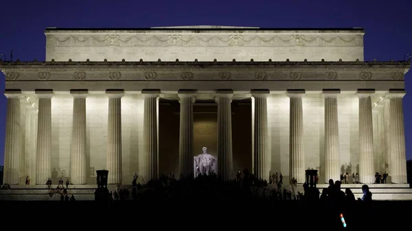 Pessoas Frente Lincoln Memorial Noite — Fotografia de Stock