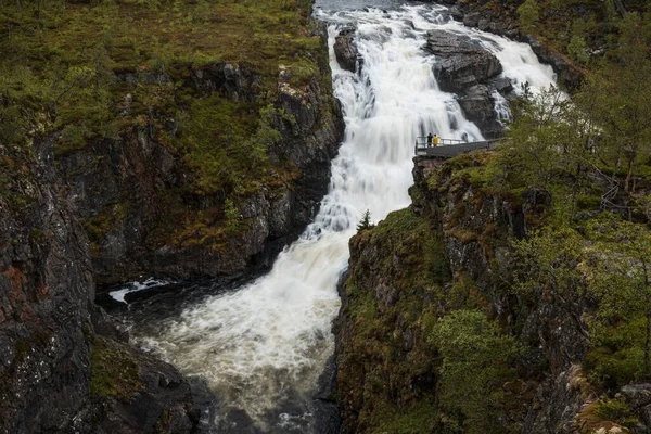 Eine Luftaufnahme Des Fließenden Voringsfossen Wasserfalls Den Felsigen Bergen Norwegens — Stockfoto