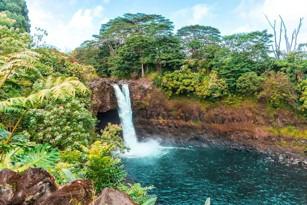 Wspaniały Krajobraz Wodospadu Rainbow Falls Hilo Hawaje Otoczony Zielenią — Zdjęcie stockowe