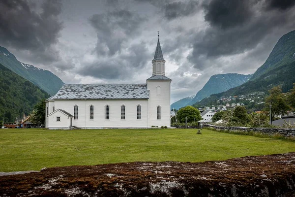 ノルウェーのOddaにある暗い空と山を背景にした教会 — ストック写真