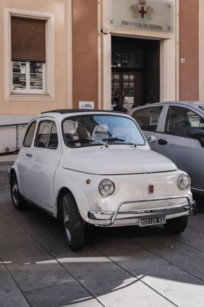 Pionowe Ujęcie Zabytkowego Samochodu Genui Włochy — Zdjęcie stockowe