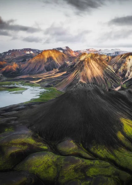 Disparo Vertical Pintorescos Volcanes Montañas Islandia Día Nublado — Foto de Stock