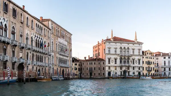Piękne Jezioro Otoczone Wspaniałymi Budynkami Wenecji Włochy Pod Jasnym Niebem — Zdjęcie stockowe