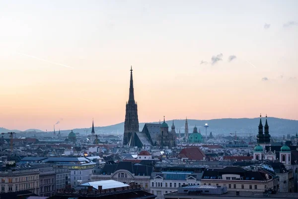 オーストリア ウィーンの聖シュテファン大聖堂を望む朝の街並み — ストック写真