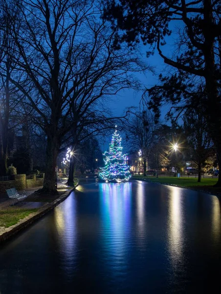 Der Bunt Geschmückte Weihnachtsbaum Fluss Bei Bourton Water Den Cotswolds — Stockfoto