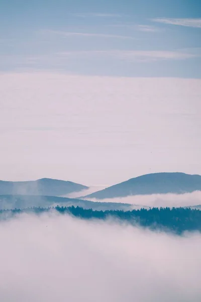 Eine Vertikale Aufnahme Von Bergen Und Wolken — Stockfoto