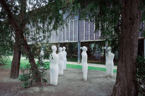 Weiße Schaufensterpuppen Ausstellungsraum Pac Milan Von Ignazio Gardella Garten — Stockfoto