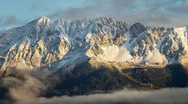 하늘을 배경으로 눈덮인 산맥의 아름다운 — 스톡 사진