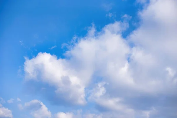 Beyaz Bulutlu Güzel Mavi Kristal Gökyüzü Arka Plan Için Mükemmel — Stok fotoğraf
