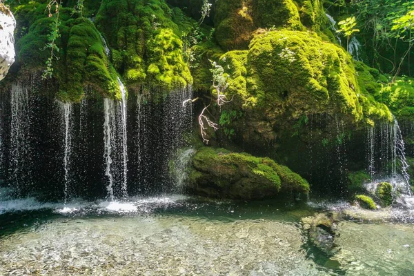 Ein Vertikales Bild Einer Schönen Szene Eines Wasserfalls Mit Schönen — Stockfoto