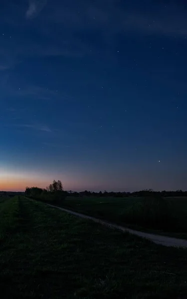 Een Prachtige Scène Van Zonsondergang Aan Rivier Met Silhouet Van — Stockfoto