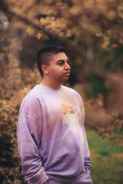 紫のネクタイ色のスウェットシャツを着たヒスパニック系の若者の垂直ショット — ストック写真