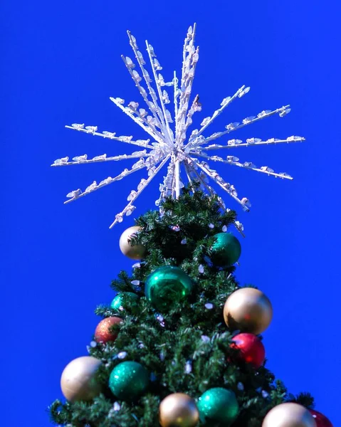 Vertical Shot Top Christmas Tree Star Colorful Baubles Blue Sky — Stock Photo, Image