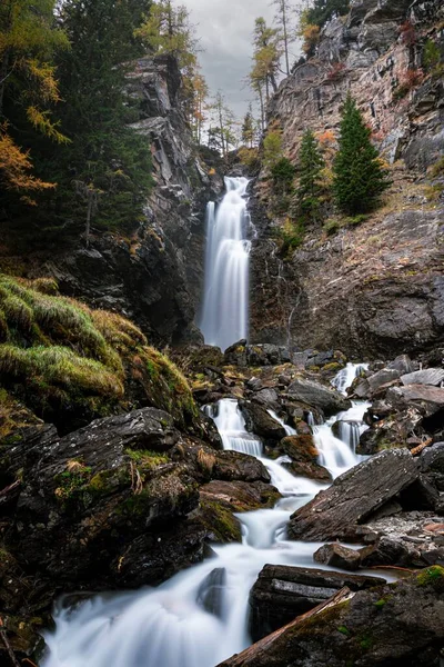 Cachoeira Cascate Saent Que Flui Através Rochas Musgosas Durante Dia — Fotografia de Stock