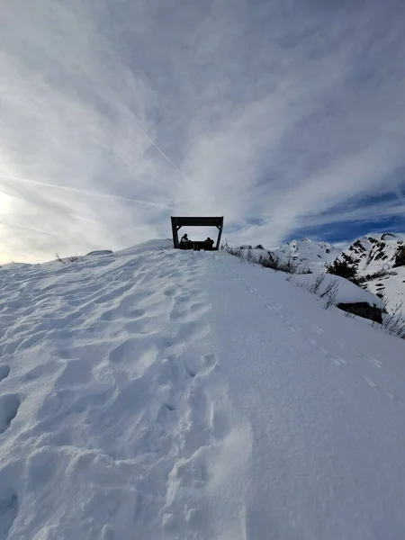 Una Toma Bajo Ángulo Una Cumbre Montañosa Cubierta Nieve Bajo —  Fotos de Stock