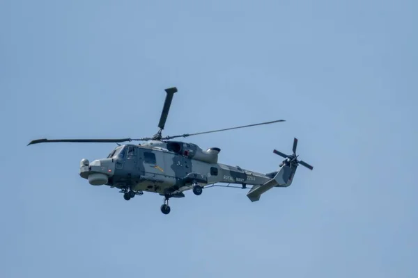 Крупный План Военного Вертолета Летящего Безоблачном Ясном Небе — стоковое фото