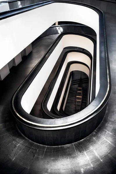 Függőleges Magas Szögű Fehér Fekete Modern Építészeti Lépcső Vatikáni Múzeumban — Stock Fotó