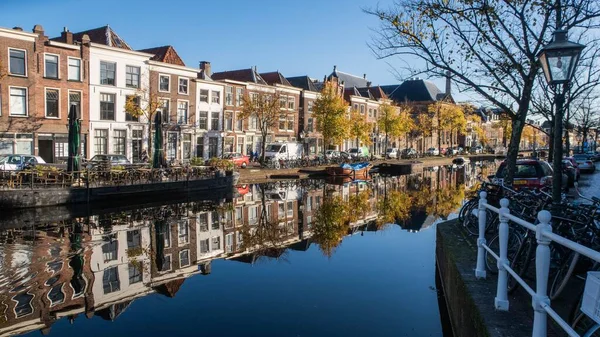 Leiden Hollanda Sonbaharda Kanaldaki Yansımaları — Stok fotoğraf