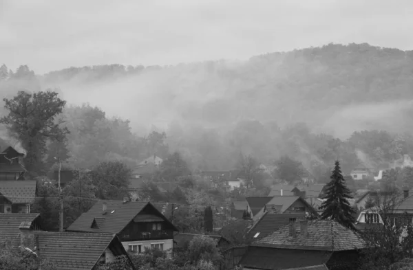 Tiro Monocromático Nevoeiro Sobre Aldeia Pela Manhã — Fotografia de Stock