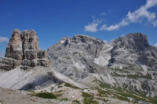 托布林格知道在一个岩石景观中 蓝天在意大利的背景 — 图库照片