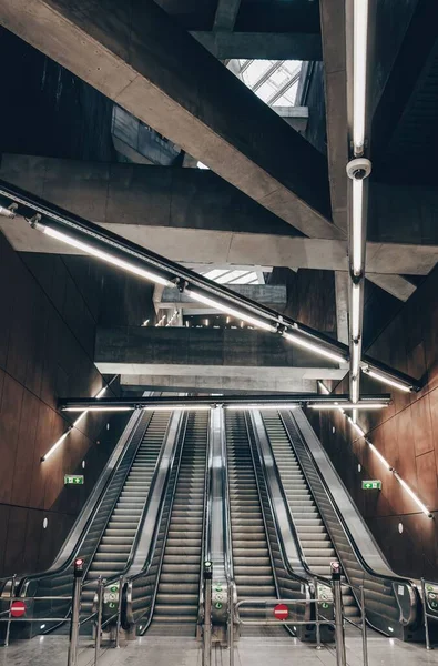 Vertikal Bild Rulltrappan Vid Fovam Ter Tunnelbanelinje Station Budapest Ungern — Stockfoto