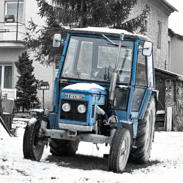 Kışın Karla Kaplı Eski Bir Mavi Traktörün Dikey Yakın Çekimi — Stok fotoğraf