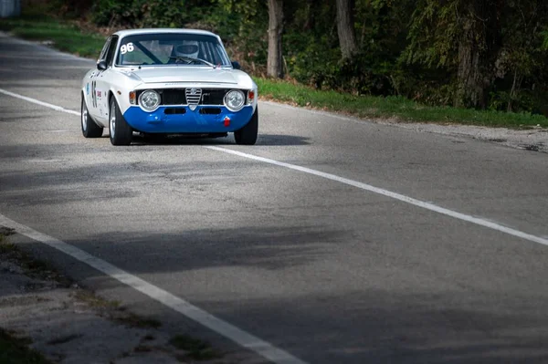 ペサロのイタリア選手権の上り坂のスピードレース中に設定された青と白の車 — ストック写真