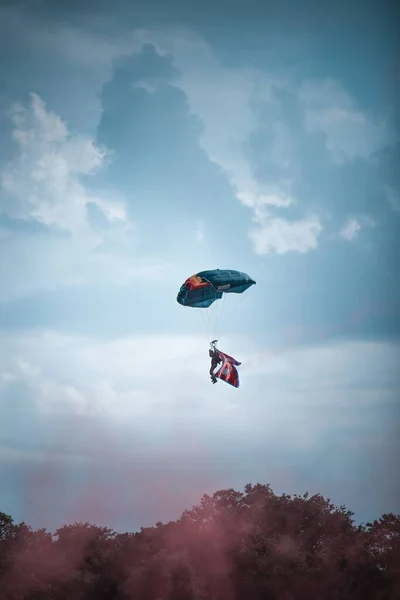 Omzunda Bayrakla Paraşütle Paraşütle Atlayan Bir Ekstrem Sporcu Aşığı — Stok fotoğraf