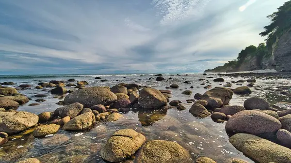 Морской Пляж Голубым Небом Заднем Плане Облачный День — стоковое фото