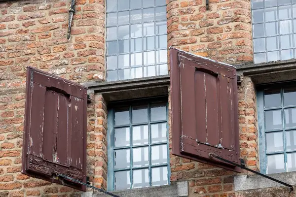 Gros Plan Une Fenêtre Sur Bâtiment Brique Par Une Journée — Photo