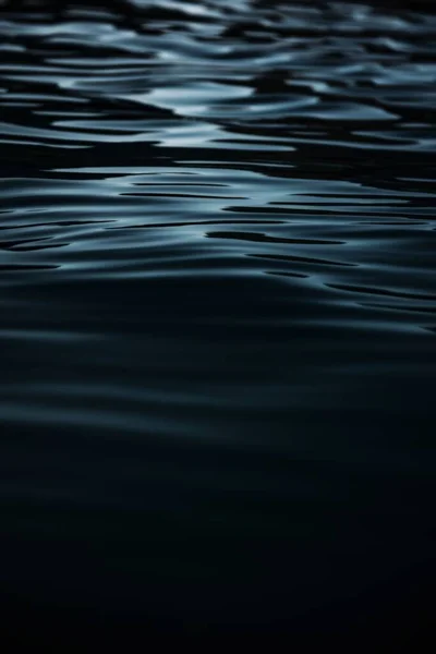 美しい湖の波の垂直ショット — ストック写真