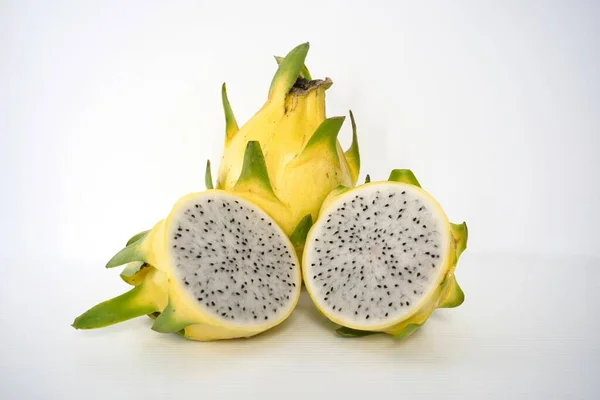Ein Paar Pitaya Oder Drachenfrüchte Isoliert Mit Weißem Hintergrund Großaufnahme — Stockfoto