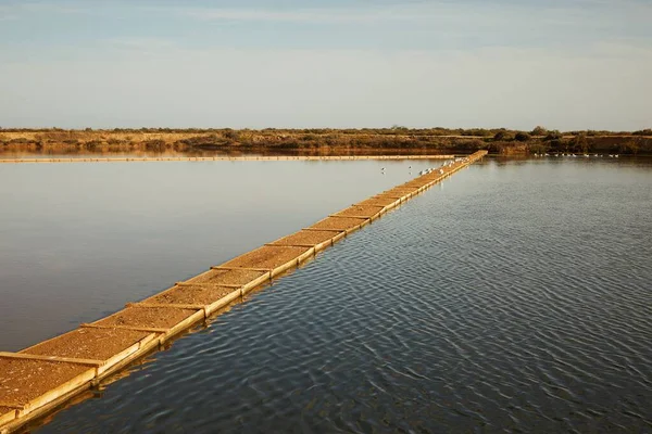 Una Barriera Terra Con Costruzioni Legno Nel Mezzo Lago Estrazione — Foto Stock