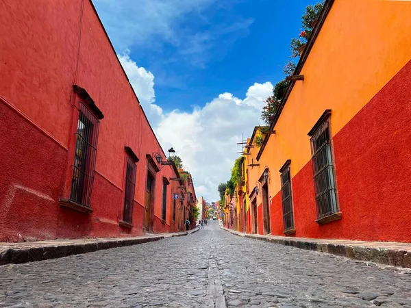 Narrow Street Old Traditional Buildings Blue Cloudy Sky San Miguel — Stock Photo, Image
