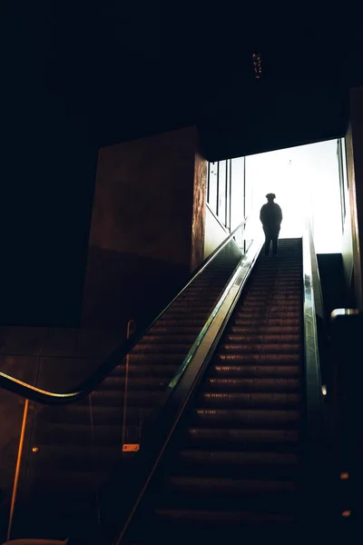Вертикальный Снимок Человека Сзади Подземном Эскалаторе Поднимающегося Вверх — стоковое фото