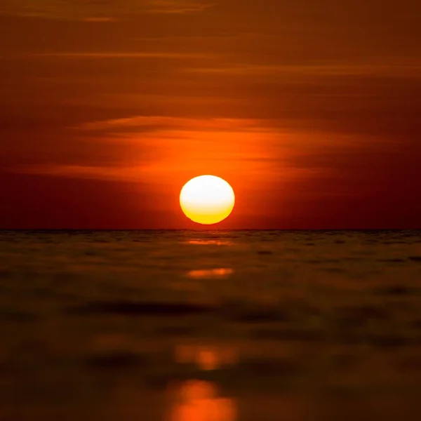 Ein Bild Einer Sonne Über Einer Wasseroberfläche Während Einer Goldenen — Stockfoto