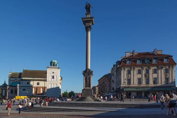 ポーランドのワルシャワの歴史的中心部に位置するシギスムント柱 — ストック写真