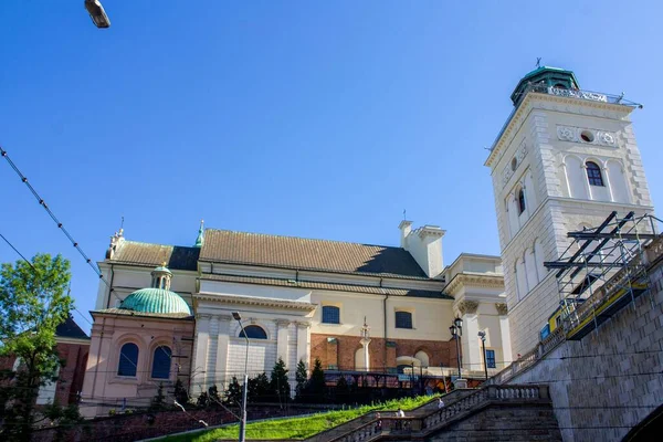 ポーランドのワルシャワにあるクラクフスキー プレゼミアシーにある城の広場にある聖アン教会 — ストック写真